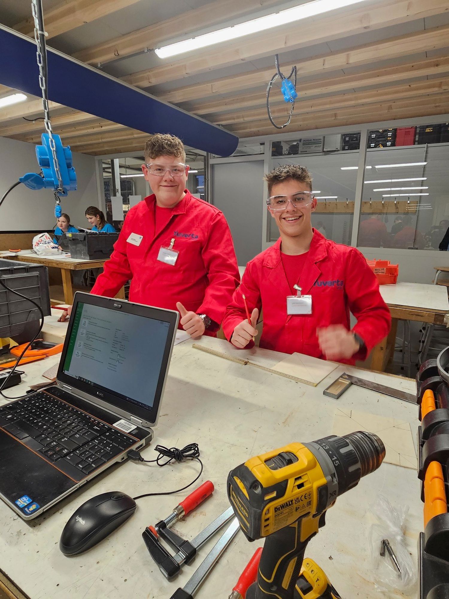 Meisje zittend op een bank voor kluisjes