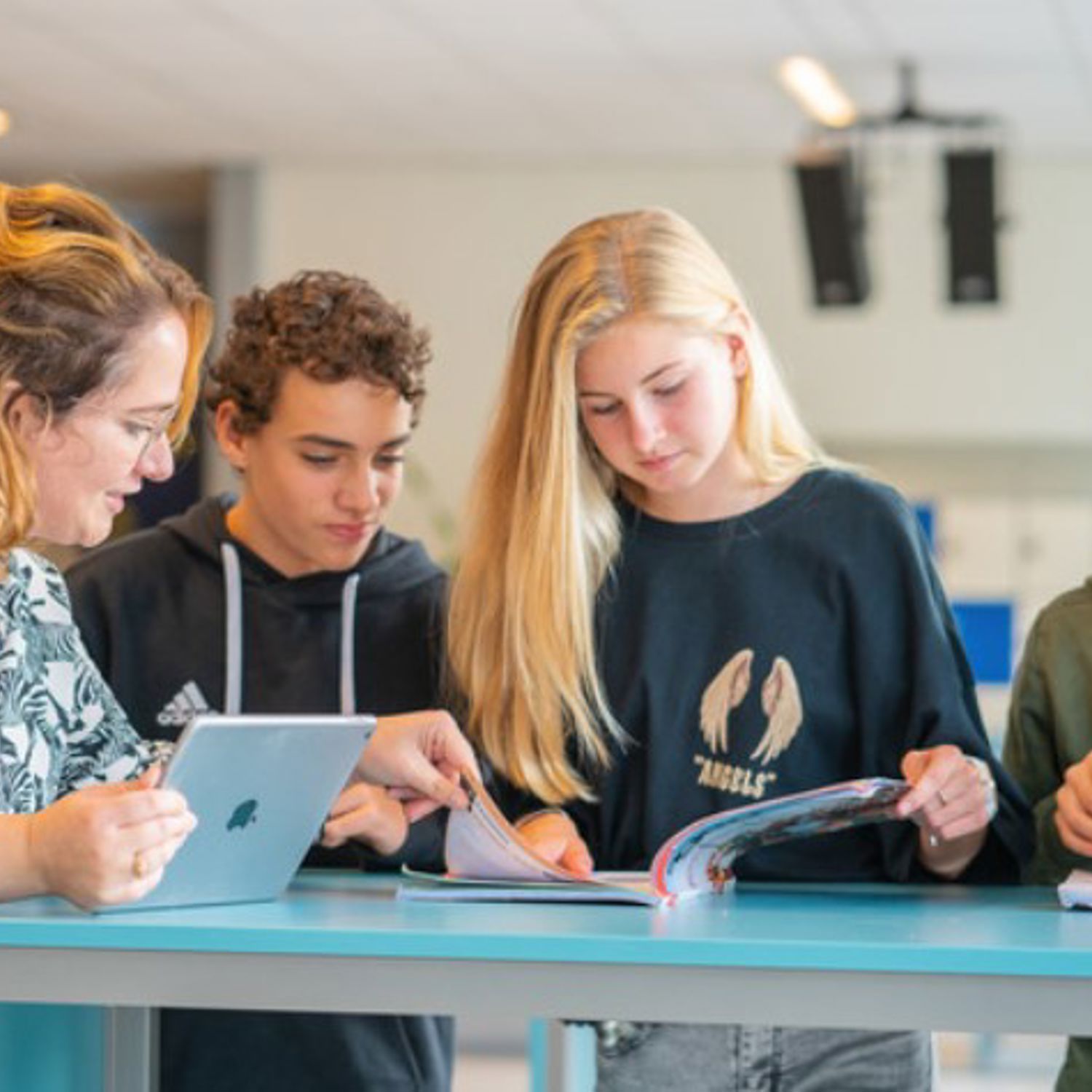 Meisje zittend op een bank voor kluisjes