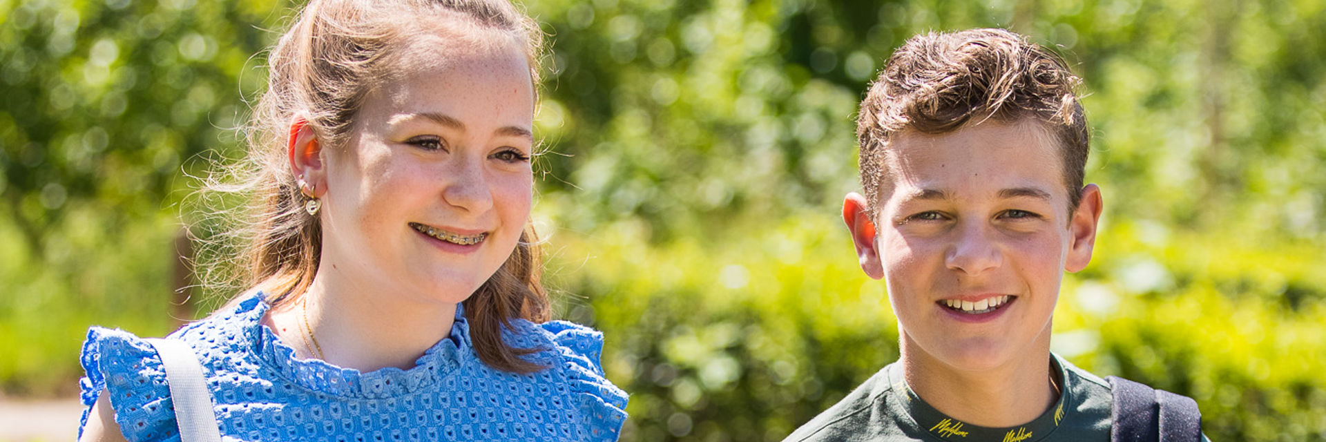 jongen en meisje lopen buiten