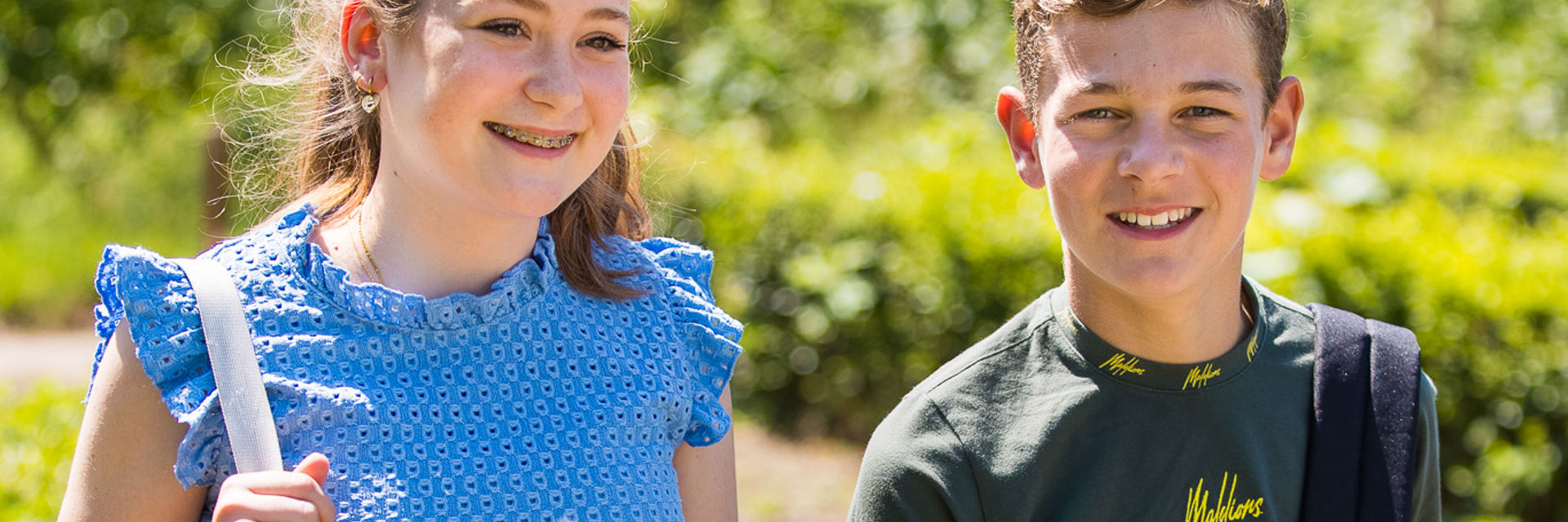 jongen en meisje lopen buiten