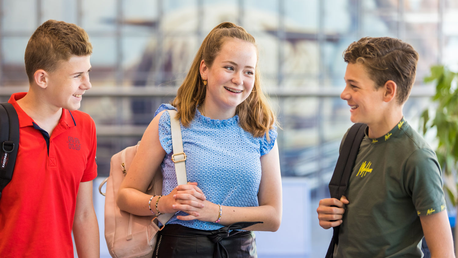 Onze vakdocent Duncan buiten bij een groep eenden