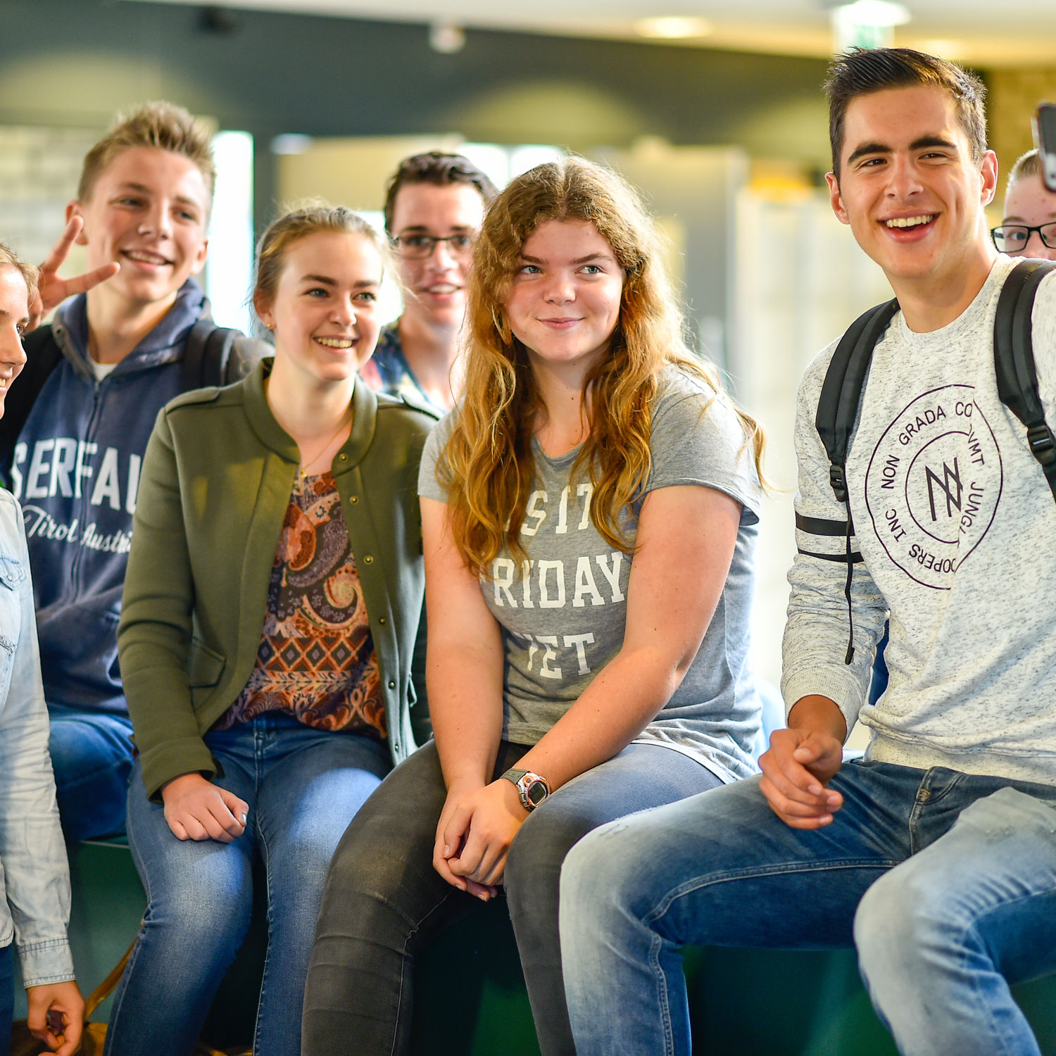 Docent leidt groep lachende studenten in klaslokaal