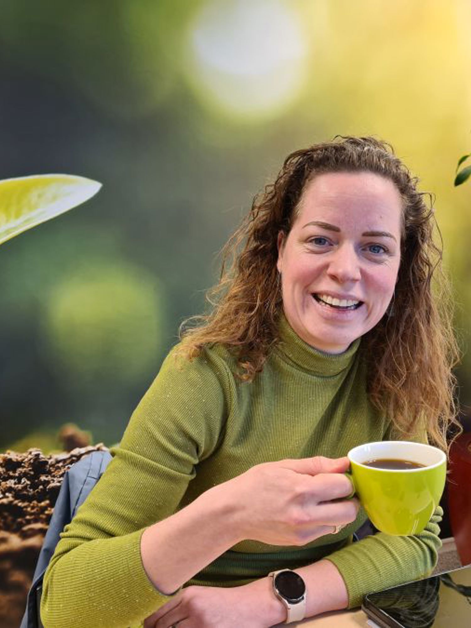 Een student met planten in de hand