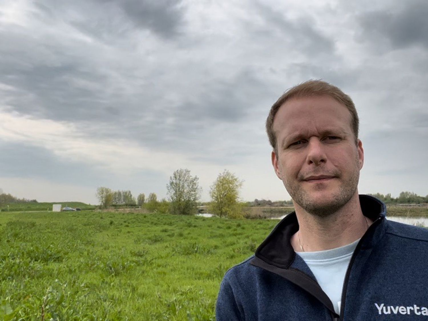 Docent leidt groep lachende studenten in klaslokaal