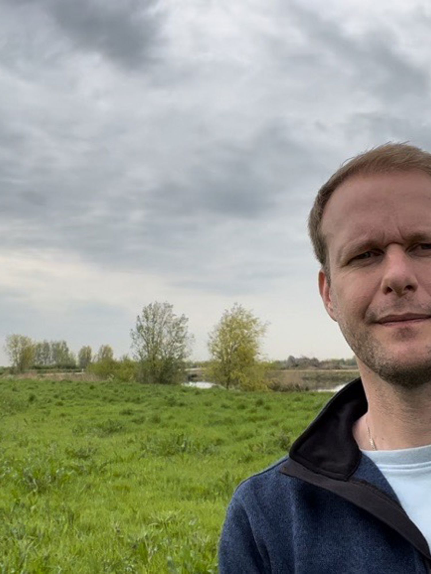 Een student met planten in de hand