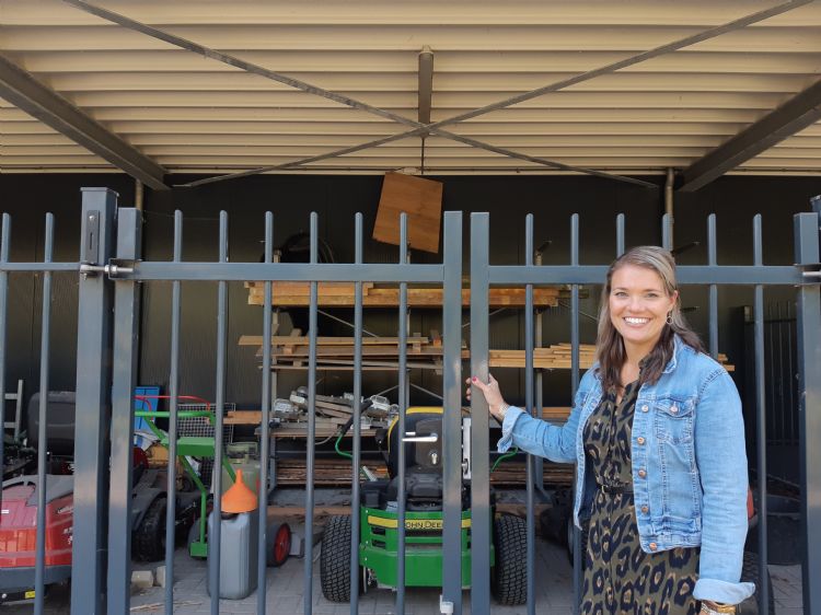 Groendocent voor het praktijklokaal met machines voor hoveniersstudenten