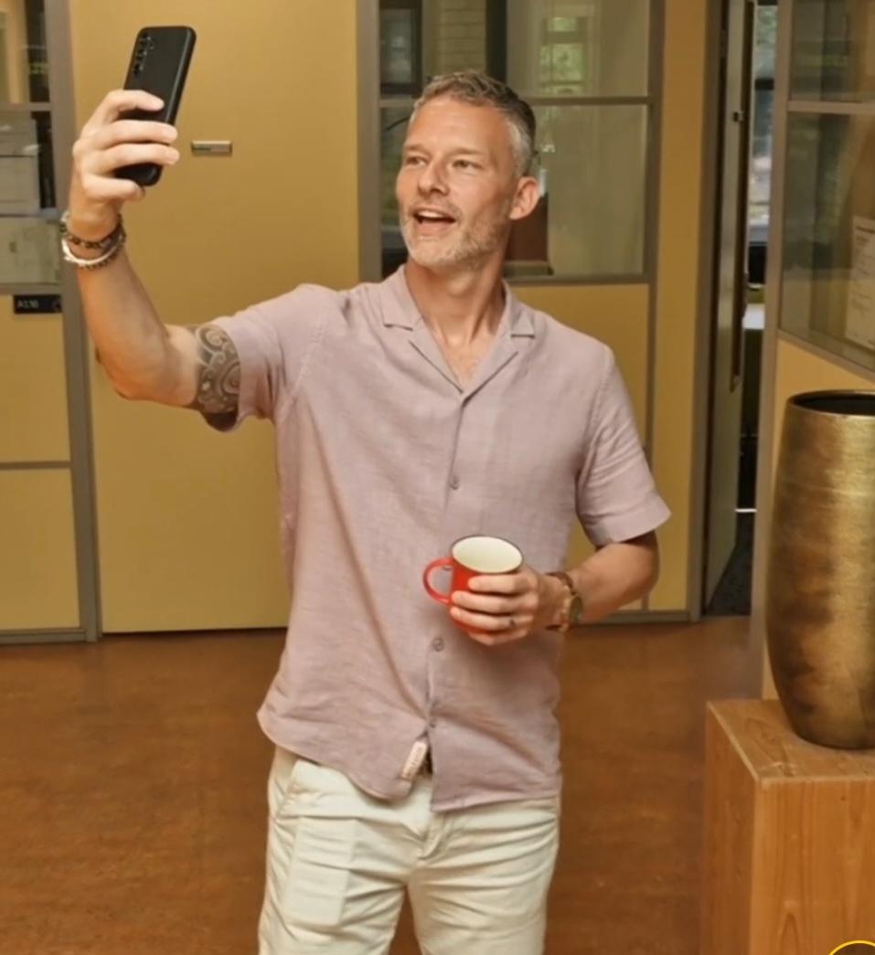Docent van Yuverta vmbo Eindhoven neemt een vlog op met zijn eigen telefoon
