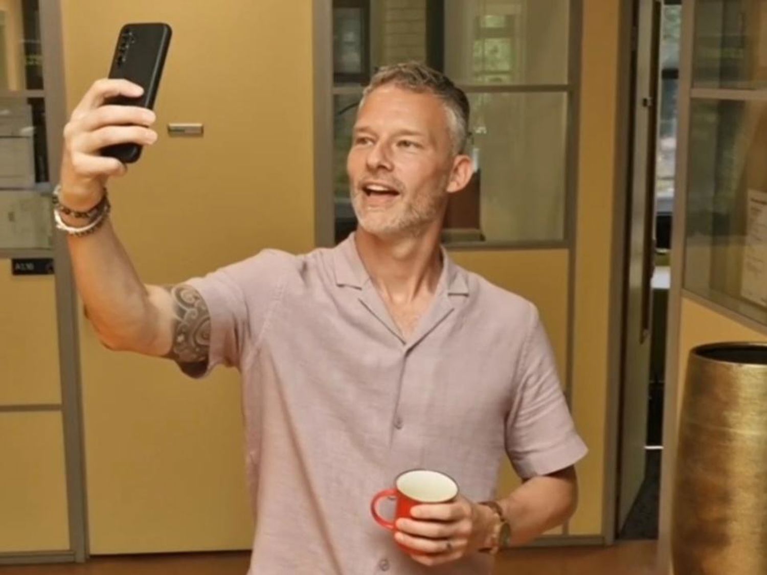 Bloemstudent in aanloop naar WorldSkills Lyon met de vlag van Yuverta