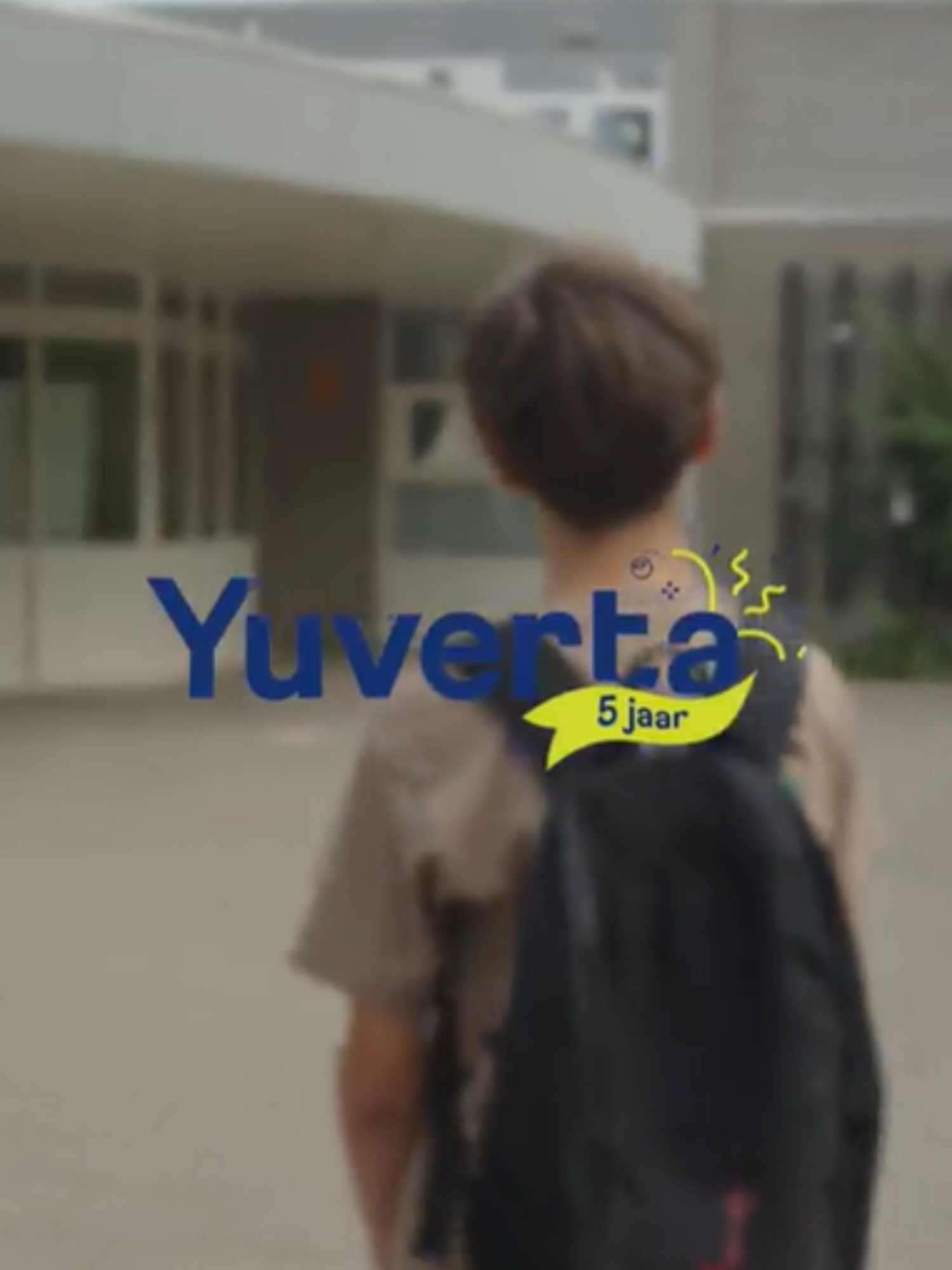 Twee leerlingen op een fiets doe vertrekken bij de middelbare school
