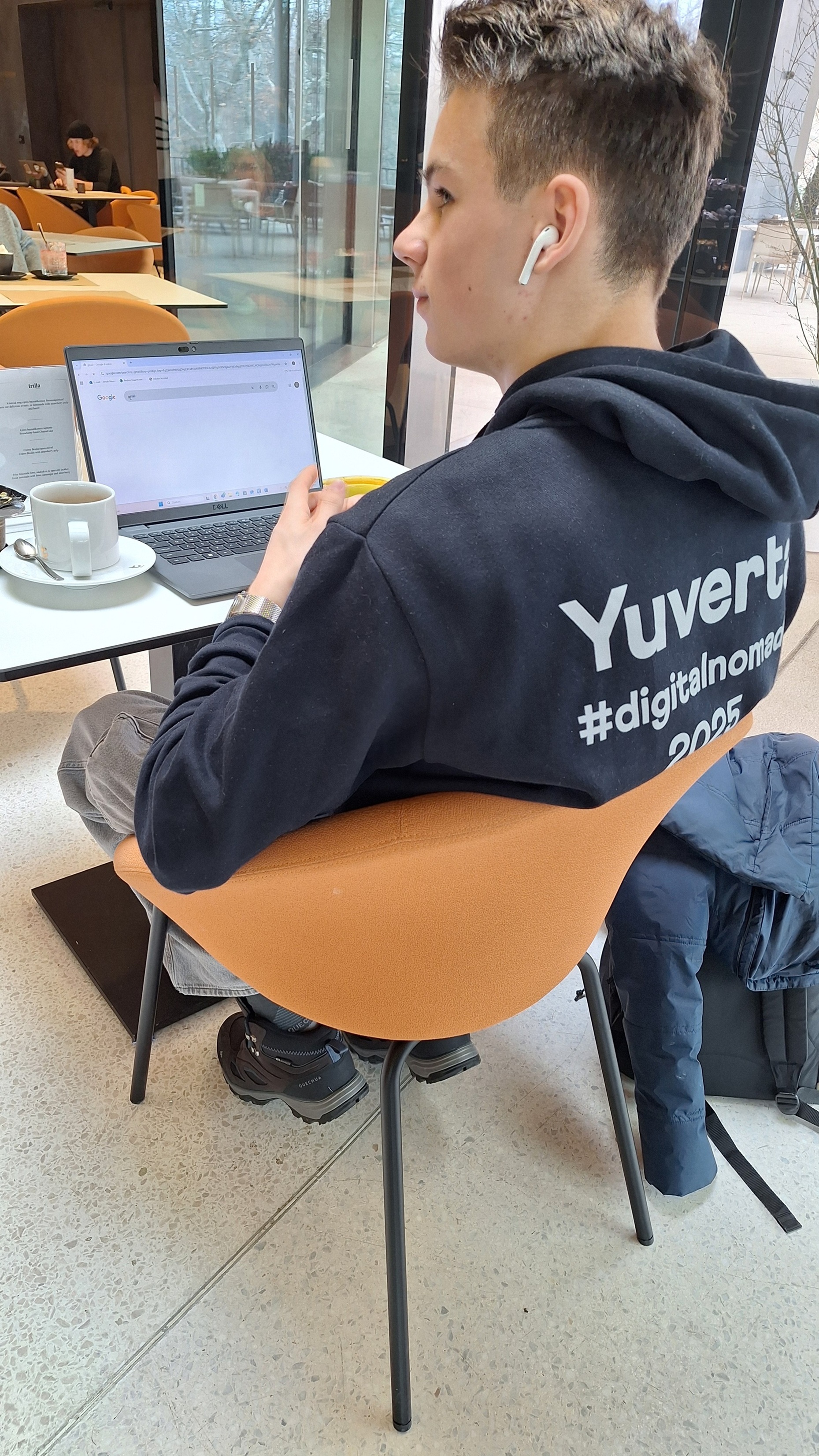 Bloemstudent in aanloop naar WorldSkills Lyon met de vlag van Yuverta