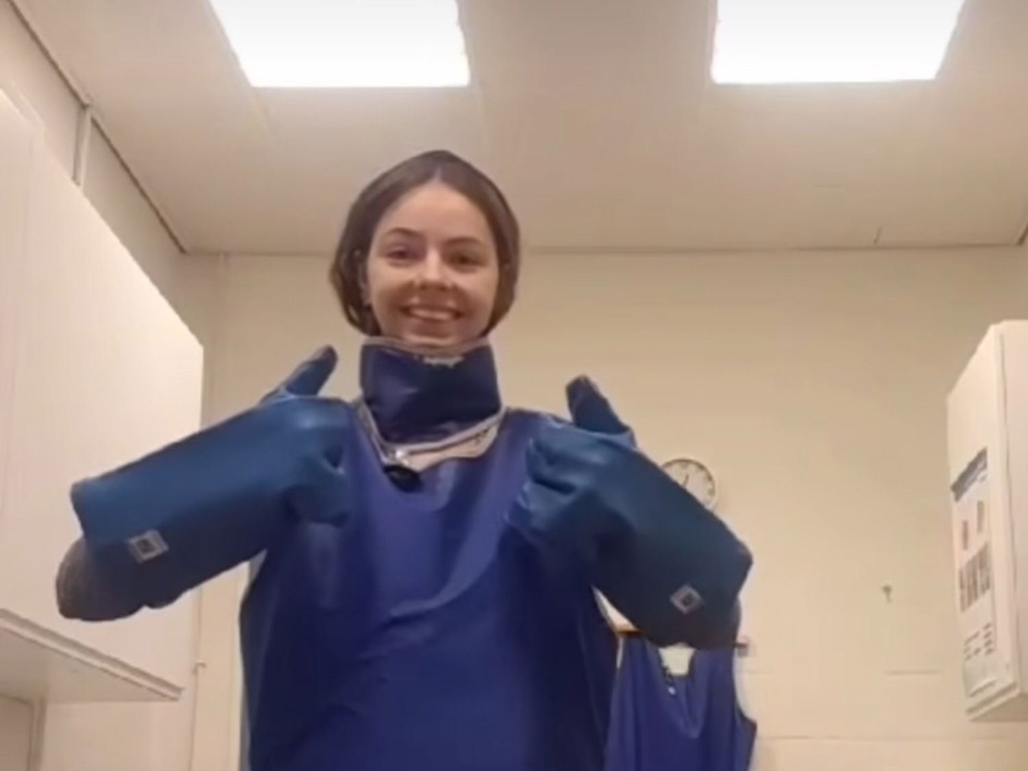 Leerling lachend voor een boekenkast