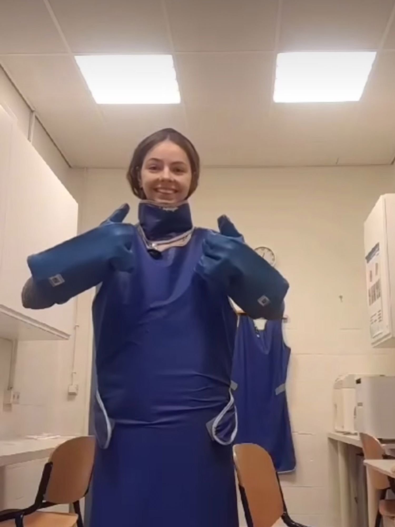 Docent van Yuverta vmbo Eindhoven neemt een vlog op met zijn eigen telefoon