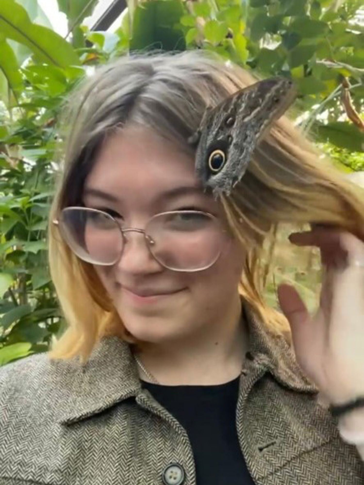 Meisje zittend op een bank voor kluisjes