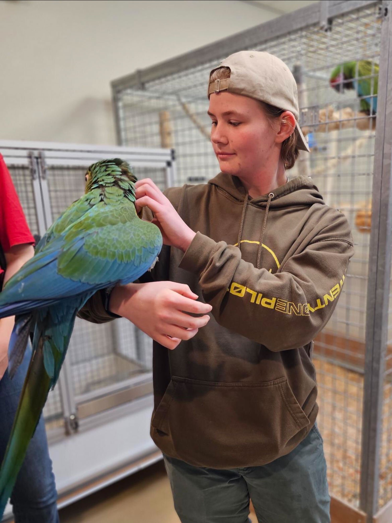 Meisje zittend op een bank voor kluisjes