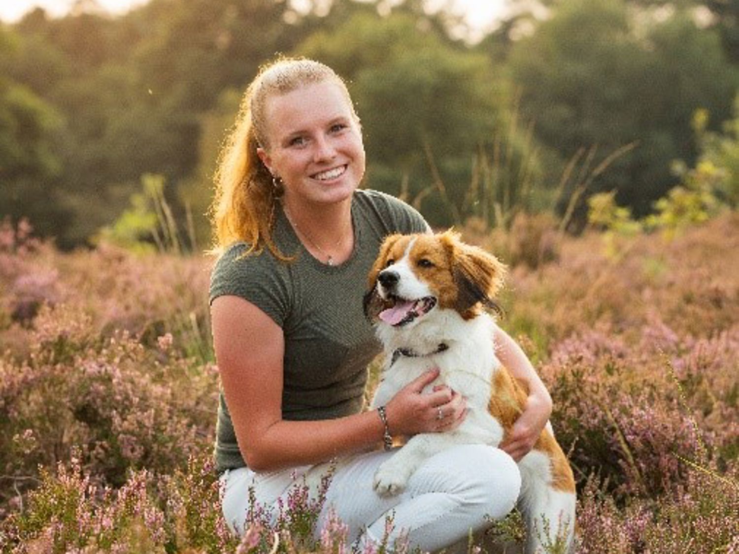 Leerling kust de neus van een paard