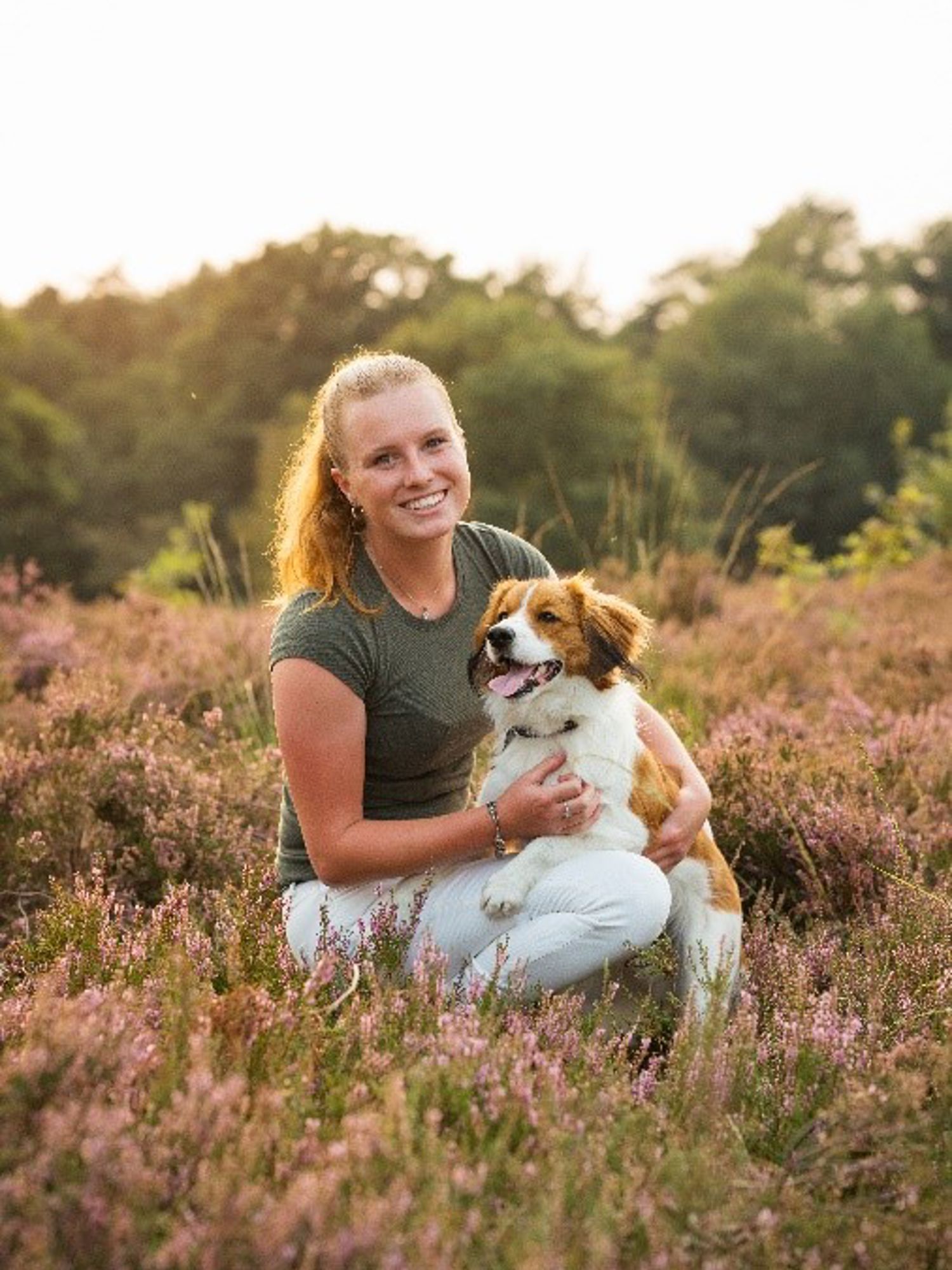 Meisje zittend op een bank voor kluisjes