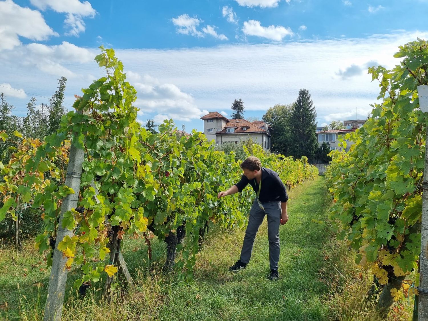 Meisje zittend op een bank voor kluisjes