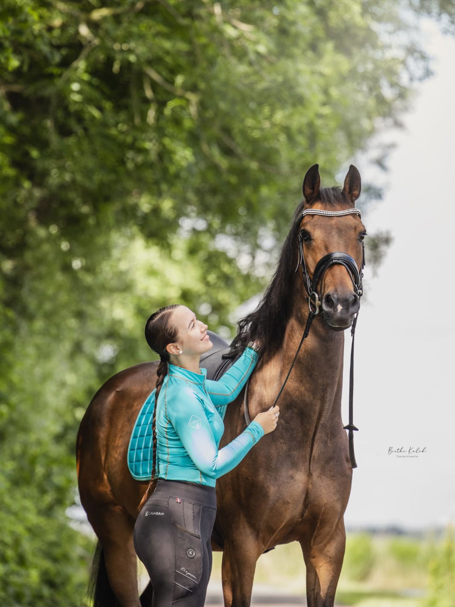 Meisje zittend op een bank voor kluisjes