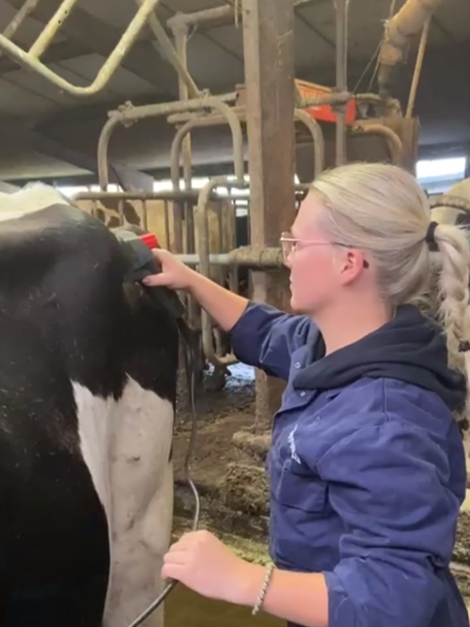Docent van Yuverta vmbo Eindhoven neemt een vlog op met zijn eigen telefoon