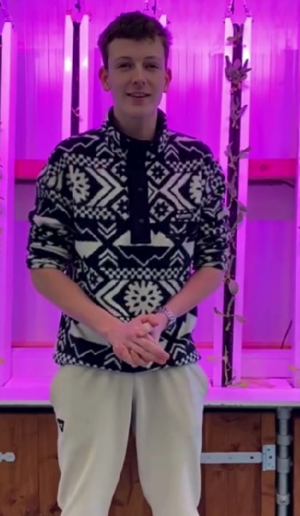 Docent van Yuverta vmbo Eindhoven neemt een vlog op met zijn eigen telefoon