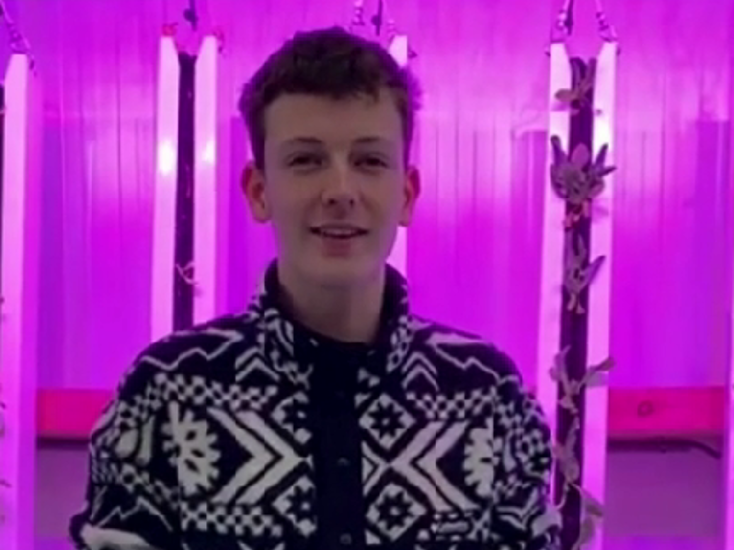 Bloemstudent in aanloop naar WorldSkills Lyon met de vlag van Yuverta