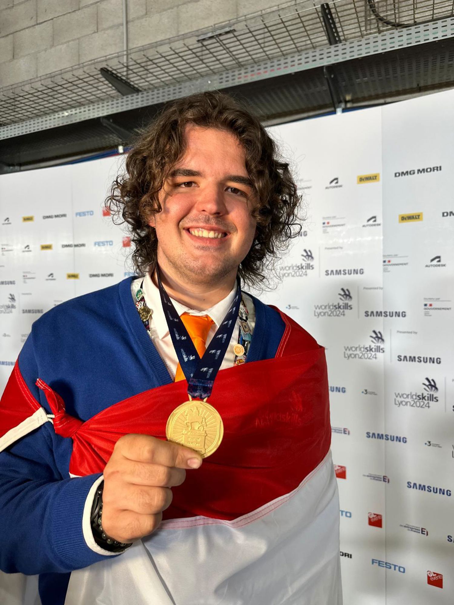 Docent van Yuverta vmbo Eindhoven neemt een vlog op met zijn eigen telefoon