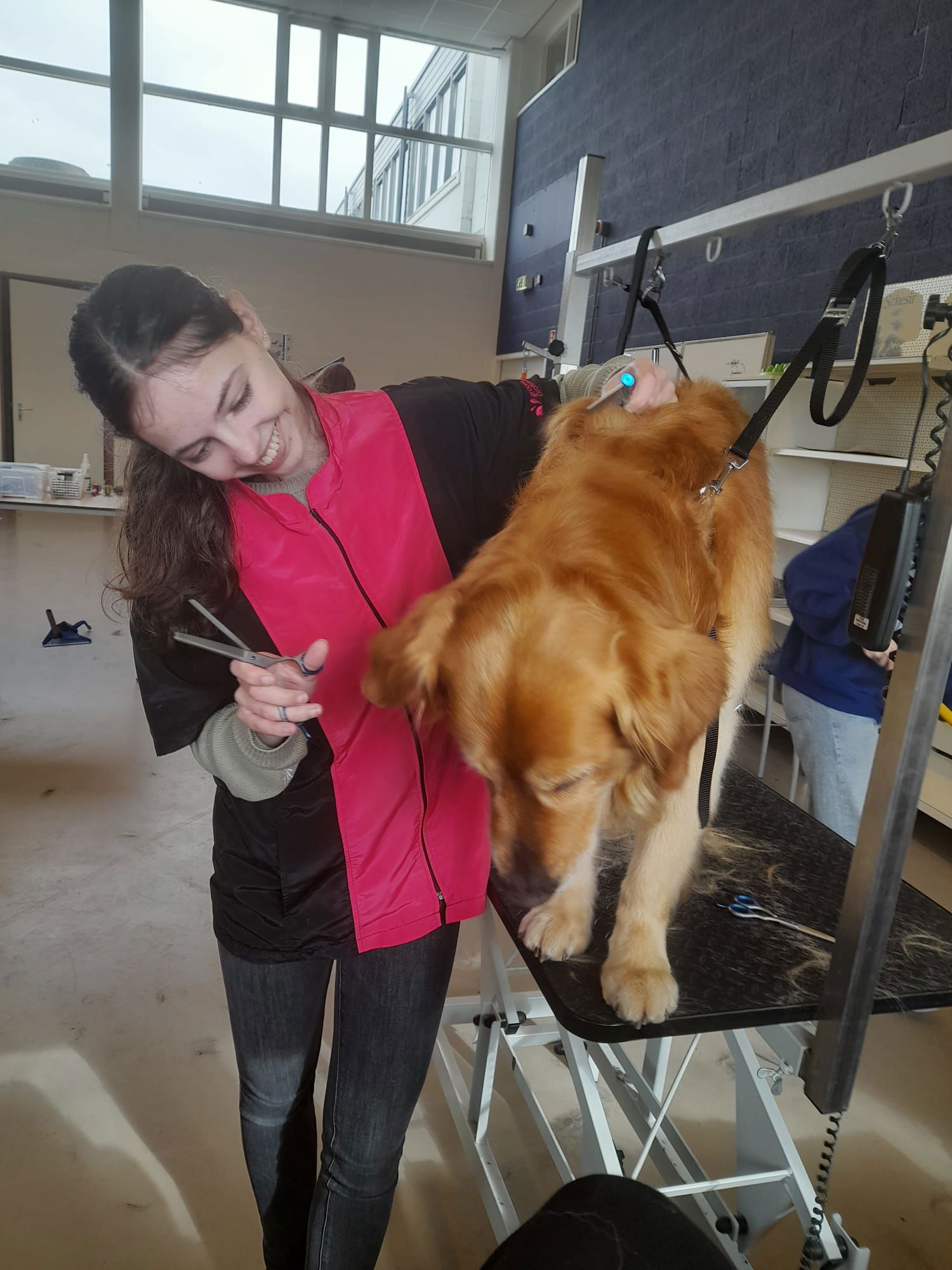 Meisje zittend op een bank voor kluisjes