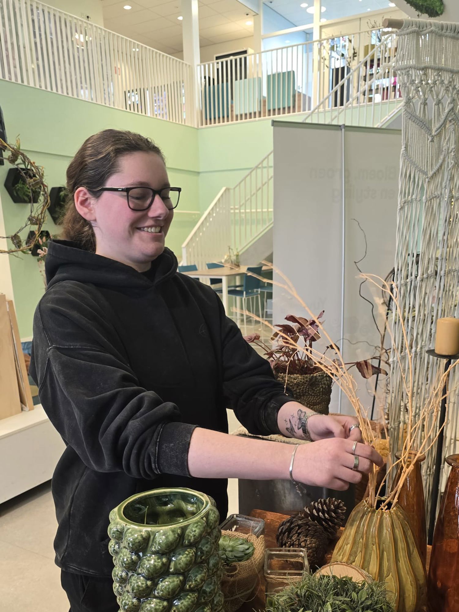 Meisje zittend op een bank voor kluisjes