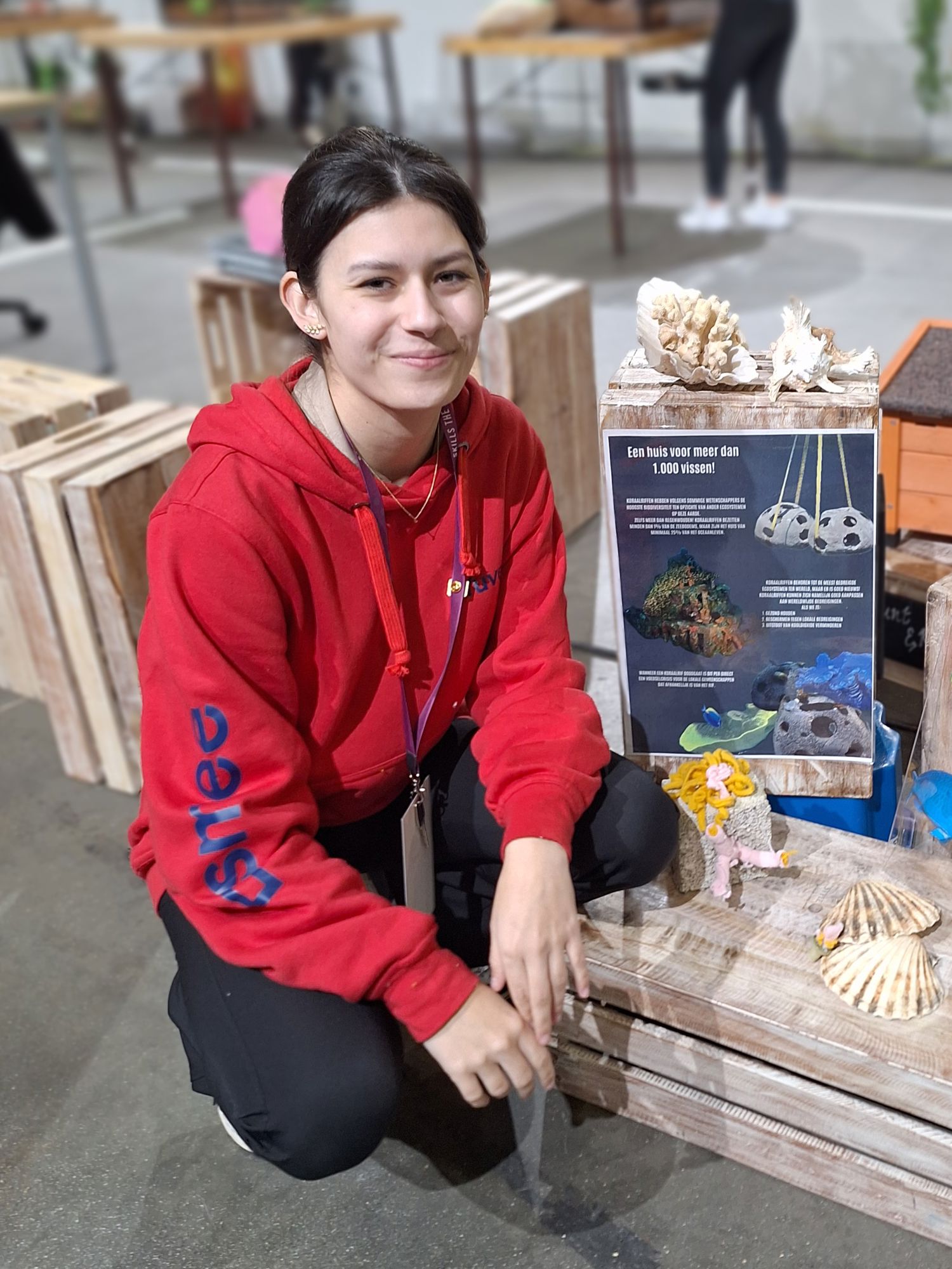 Een hovenier werkt aan een verticale tuin