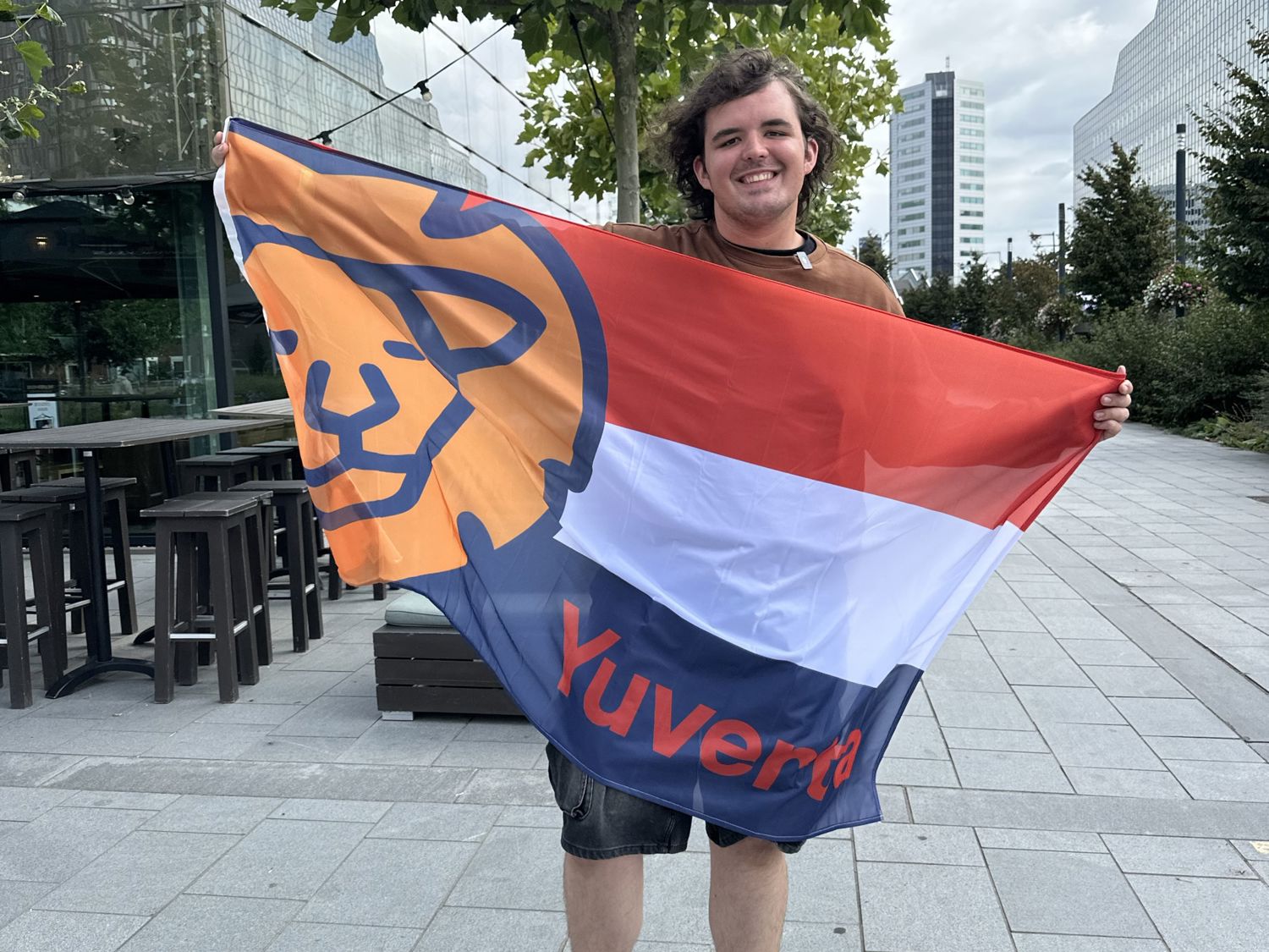 Leerling lachend voor een boekenkast