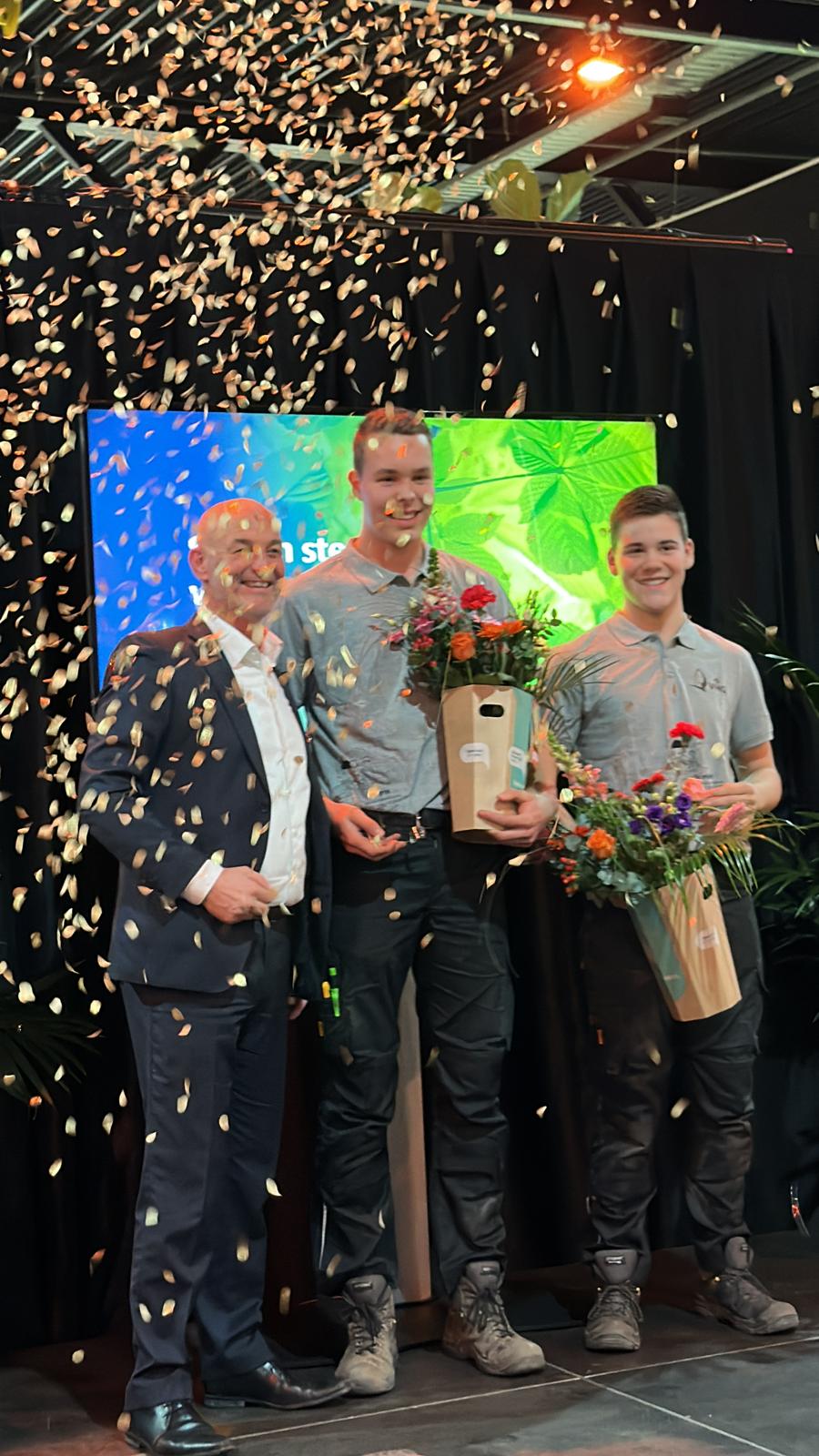 Docent van Yuverta vmbo Eindhoven neemt een vlog op met zijn eigen telefoon