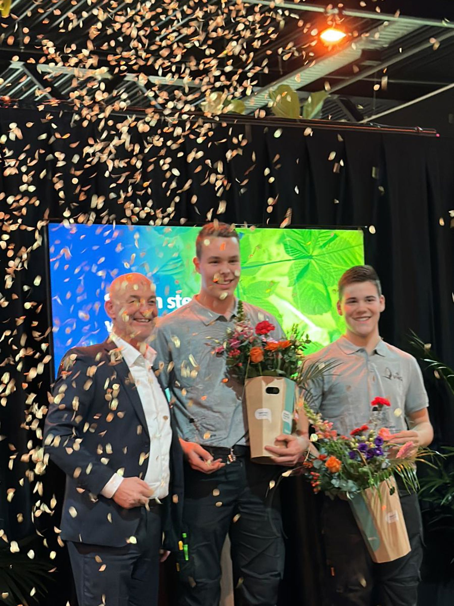 Docent van Yuverta vmbo Eindhoven neemt een vlog op met zijn eigen telefoon