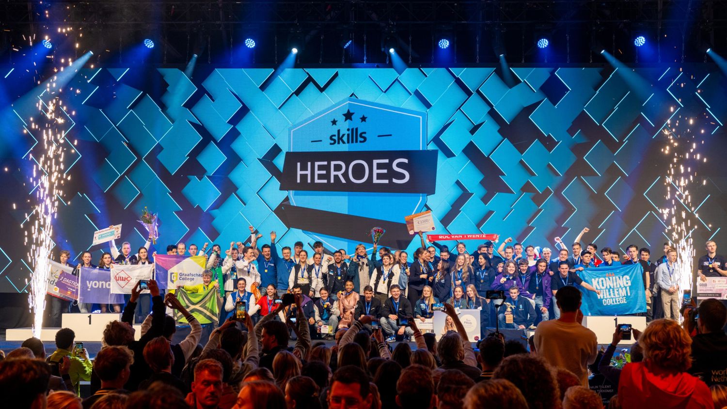 Meisje zittend op een bank voor kluisjes