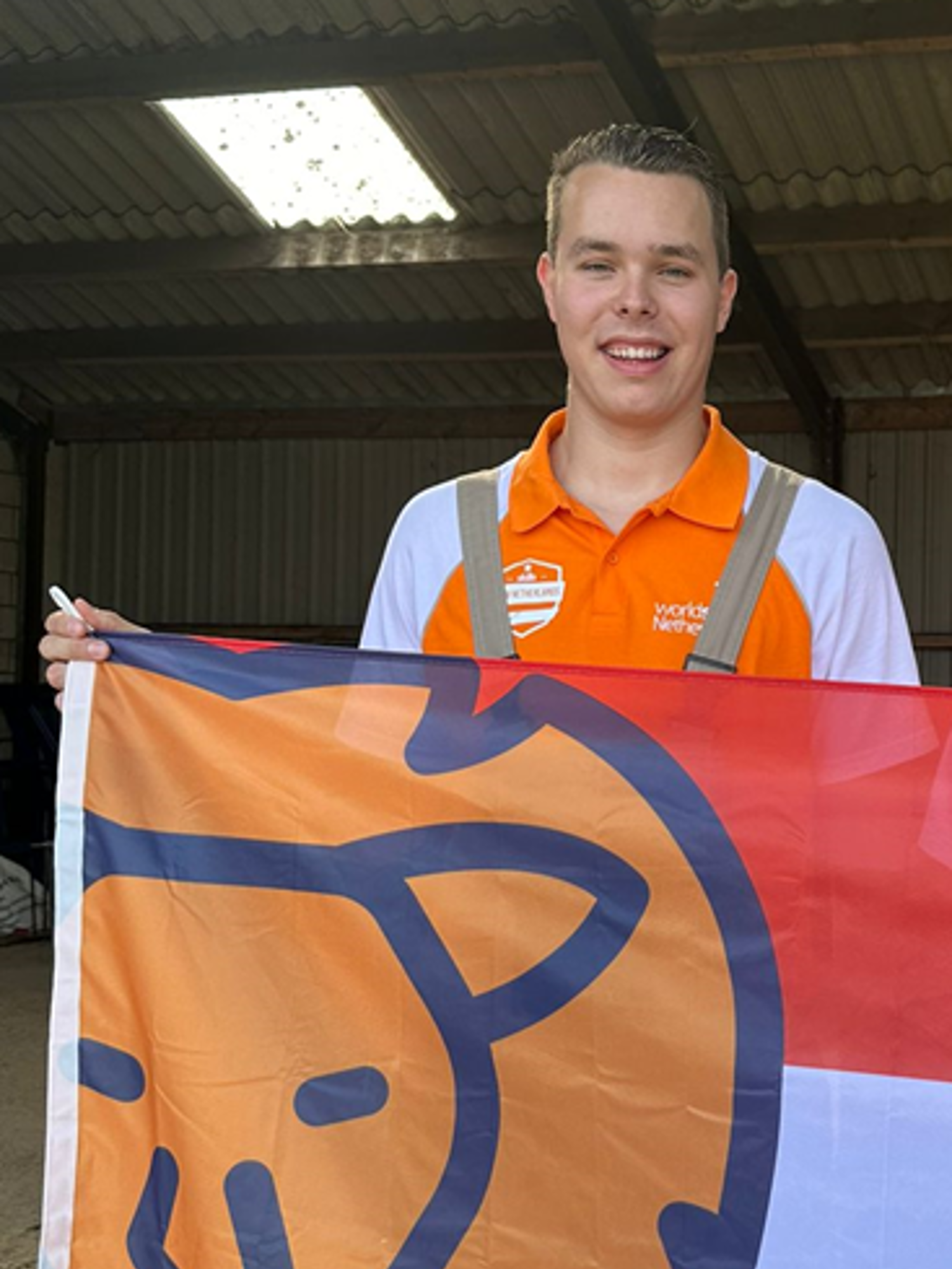 Docent van Yuverta vmbo Eindhoven neemt een vlog op met zijn eigen telefoon