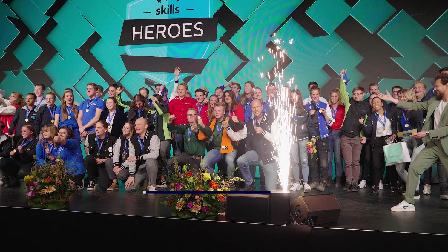 Meisje zittend op een bank voor kluisjes