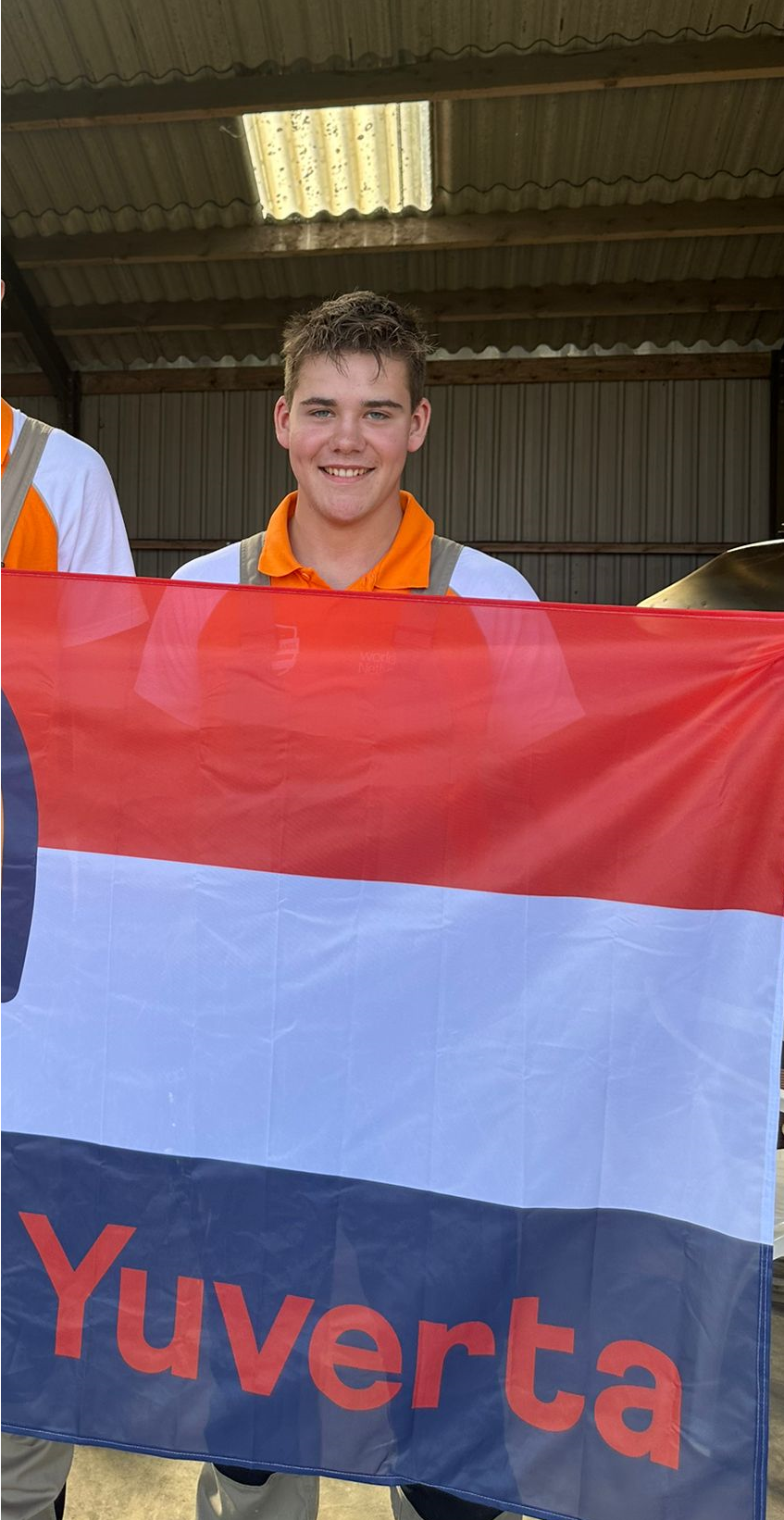 Docent van Yuverta vmbo Eindhoven neemt een vlog op met zijn eigen telefoon