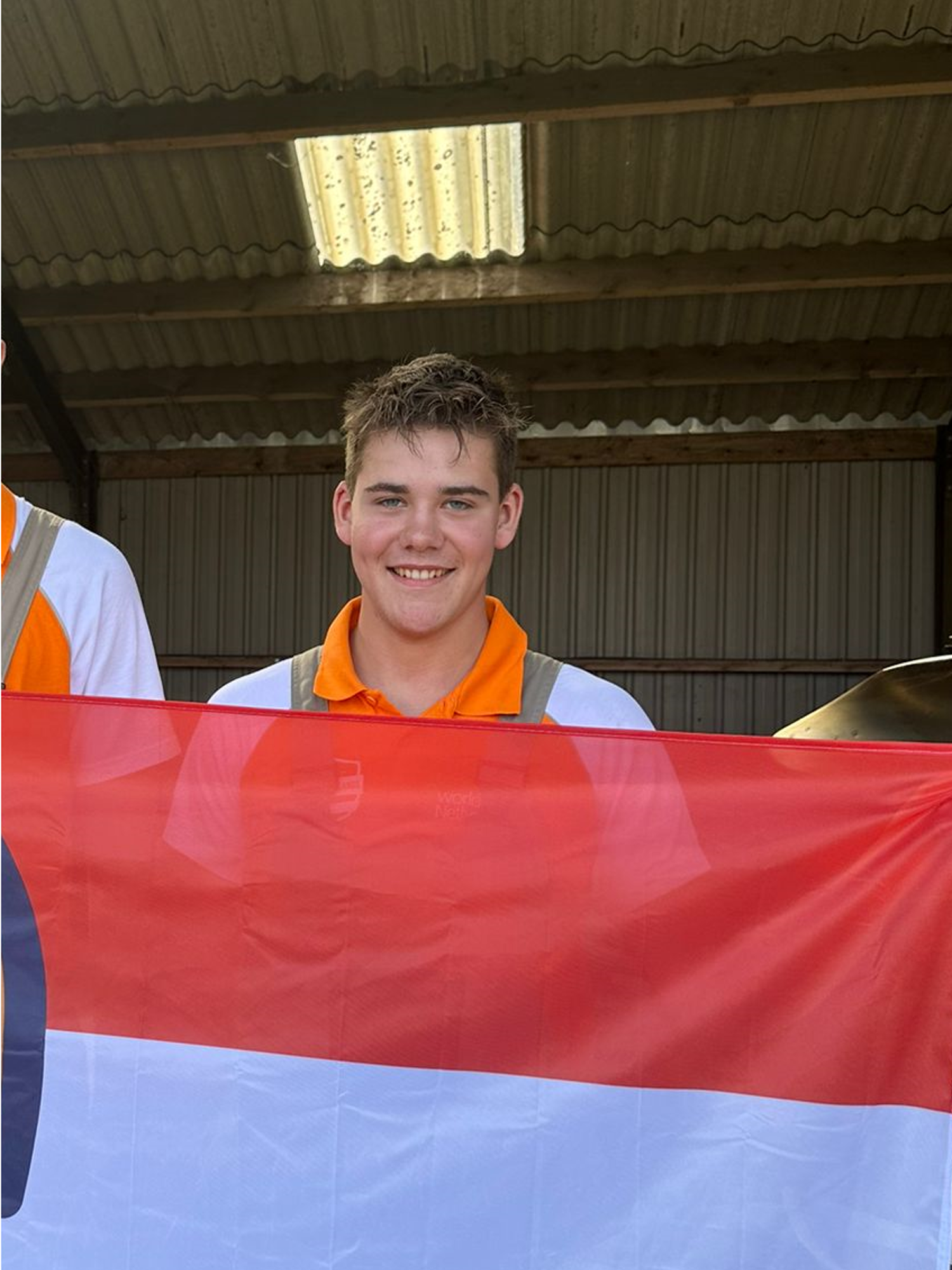 Docent van Yuverta vmbo Eindhoven neemt een vlog op met zijn eigen telefoon