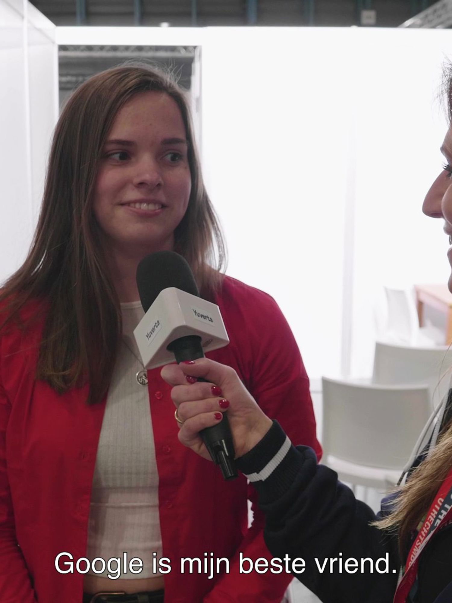 Docent van Yuverta vmbo Eindhoven neemt een vlog op met zijn eigen telefoon