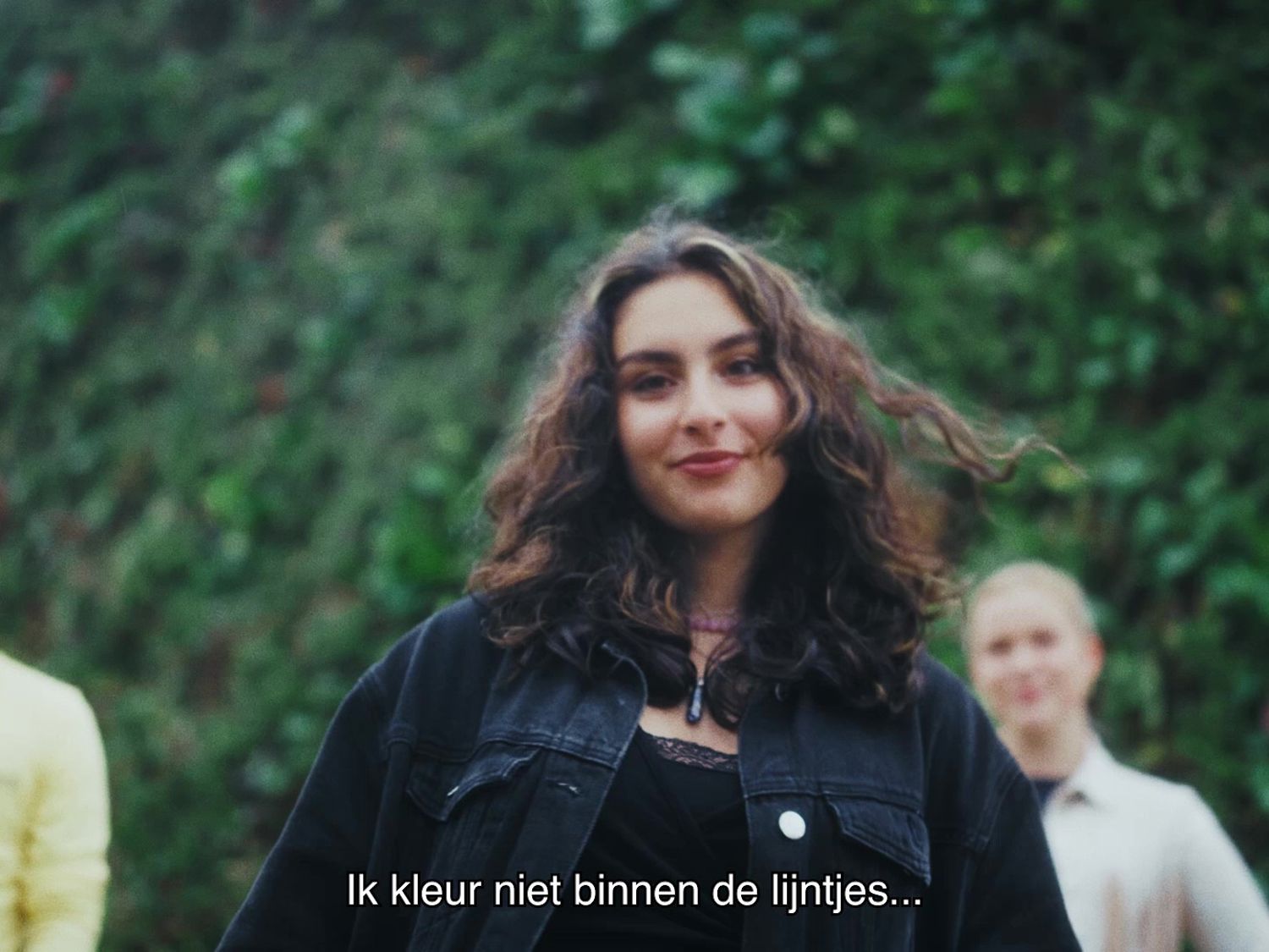 Leerling lachend voor een boekenkast