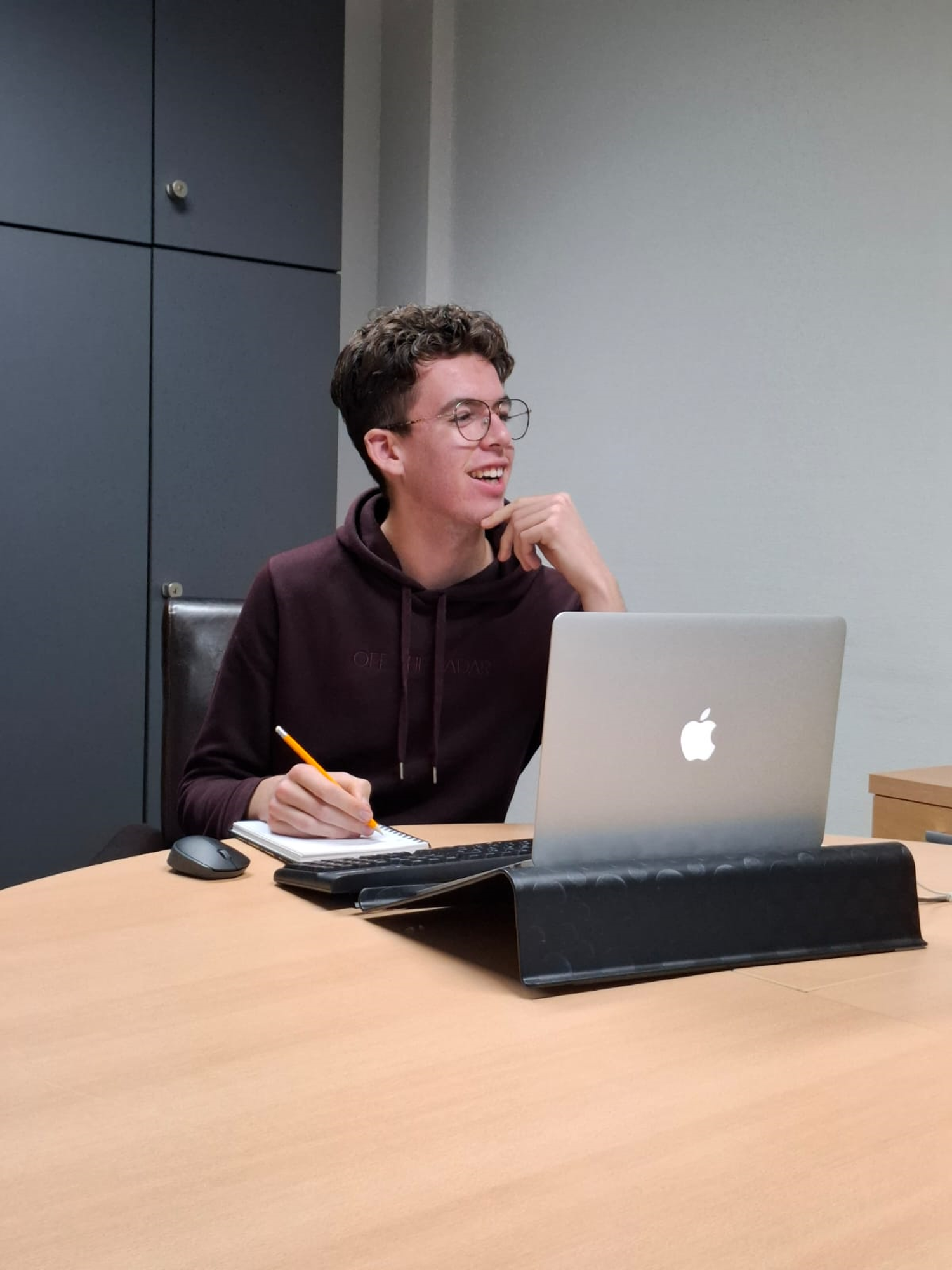 Meisje zittend op een bank voor kluisjes