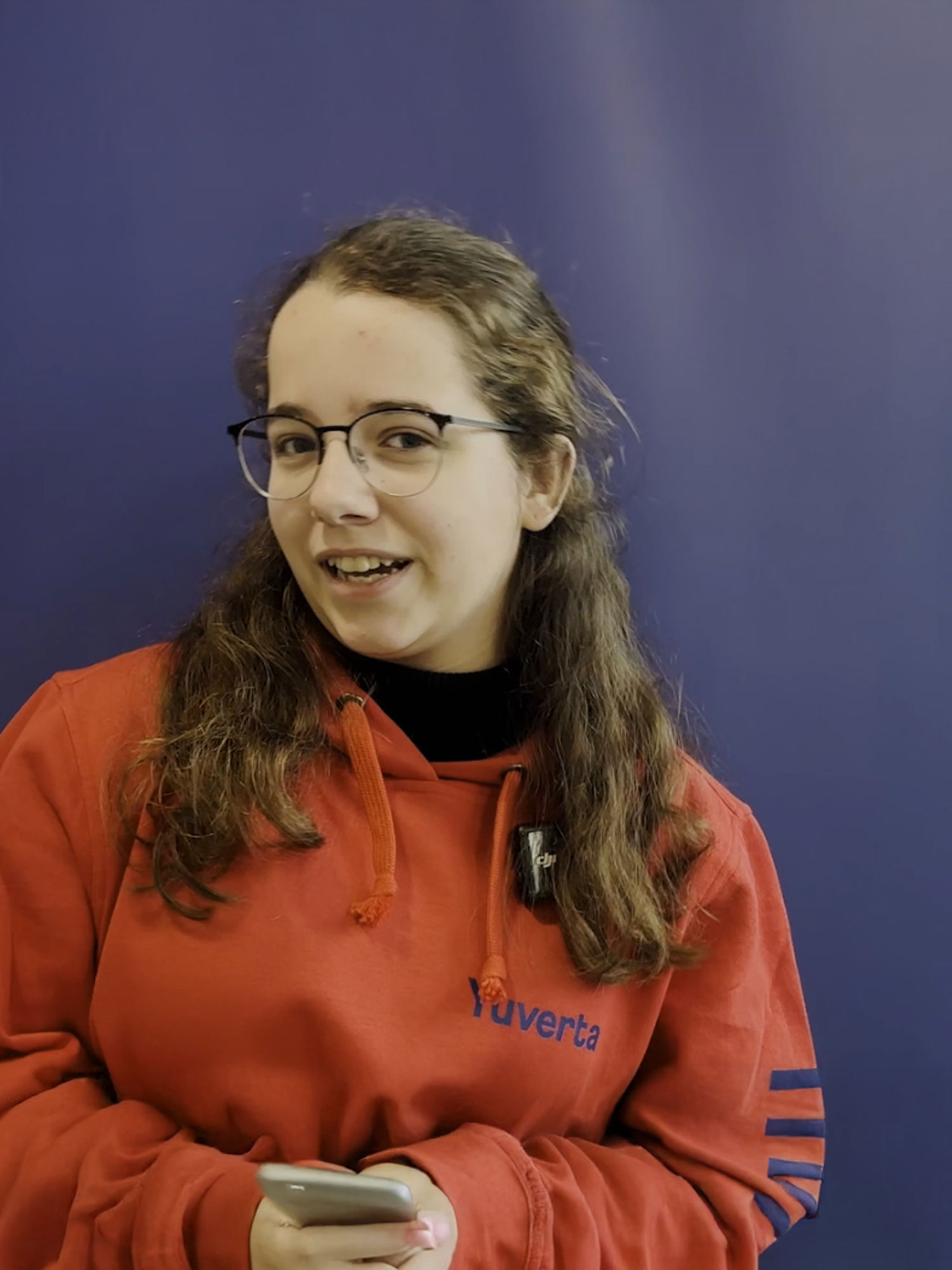 Twee leerlingen op een fiets doe vertrekken bij de middelbare school