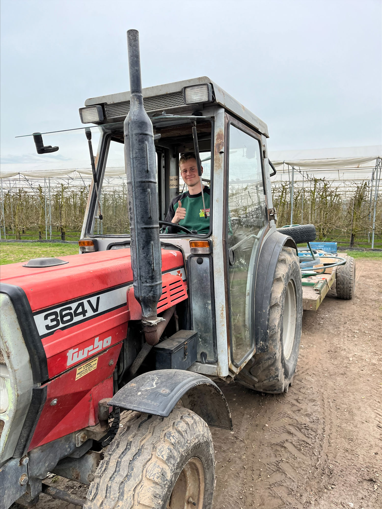 Meisje zittend op een bank voor kluisjes