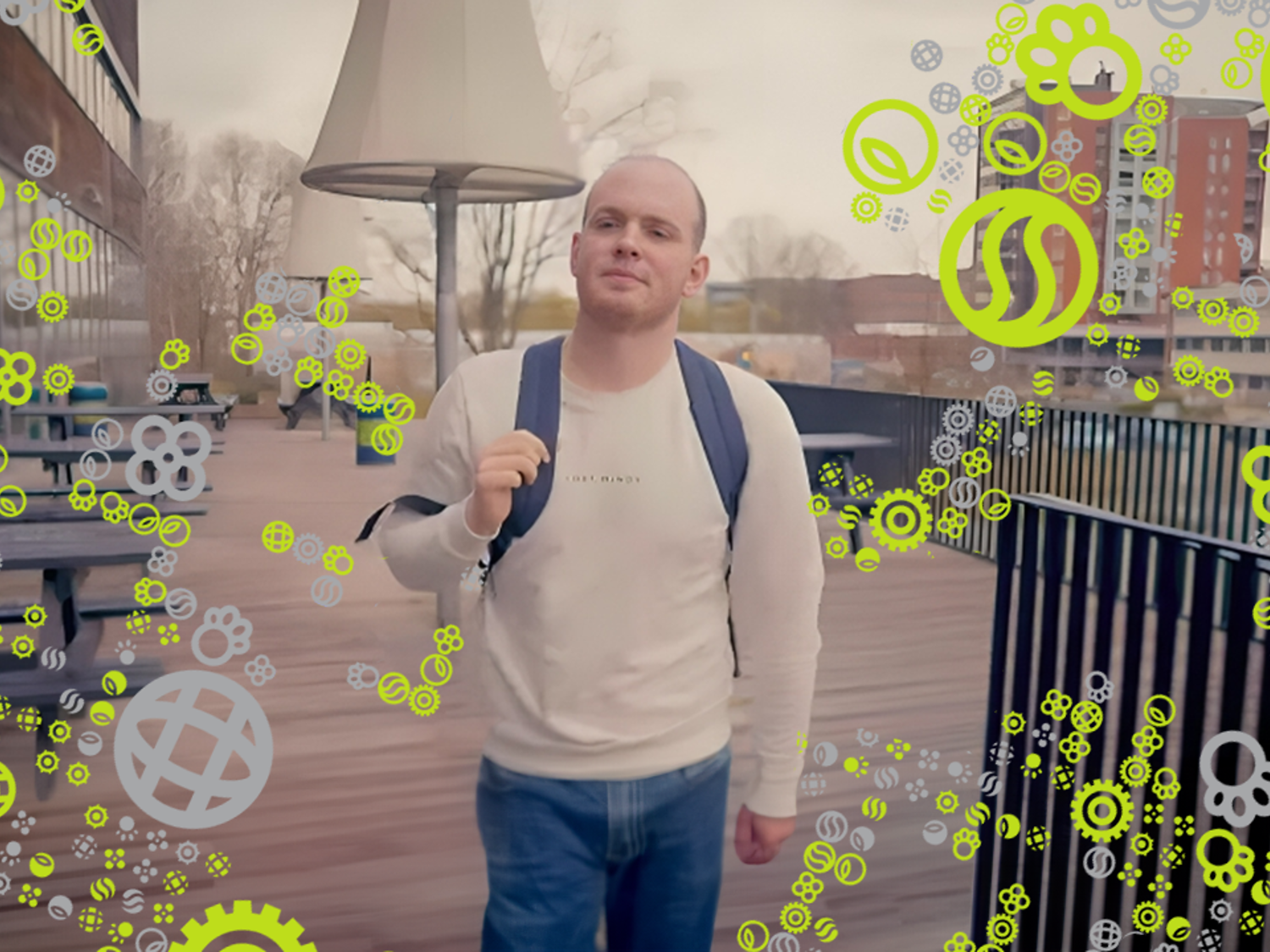 Docent van Yuverta vmbo Eindhoven neemt een vlog op met zijn eigen telefoon