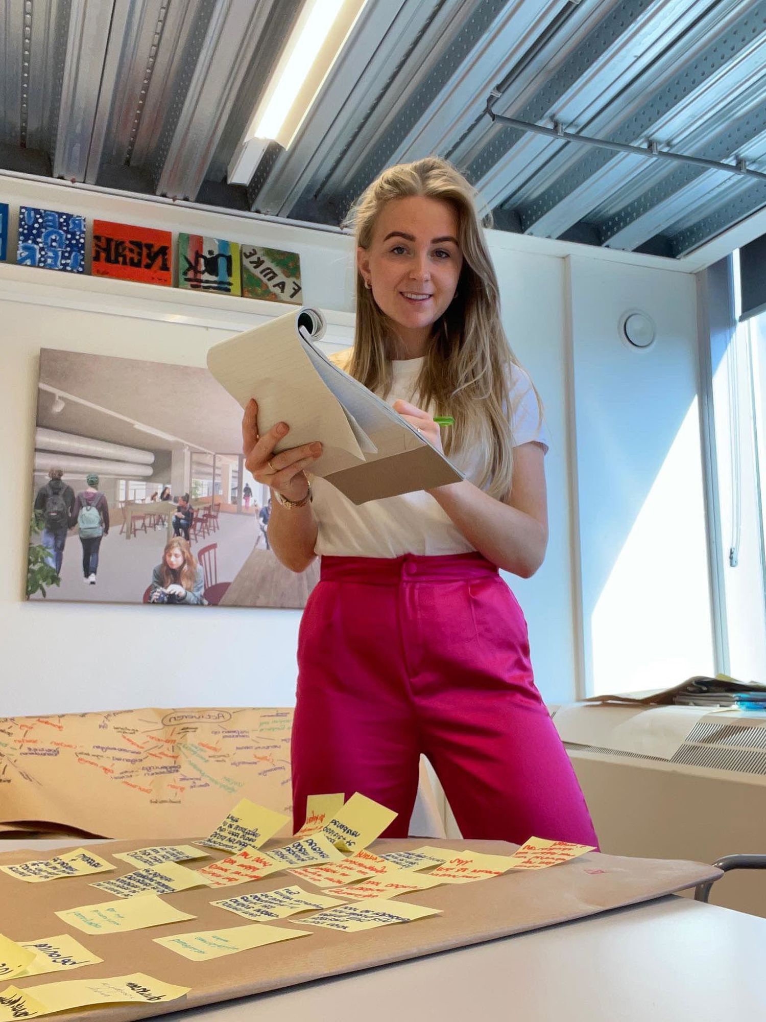 Meisje zittend op een bank voor kluisjes