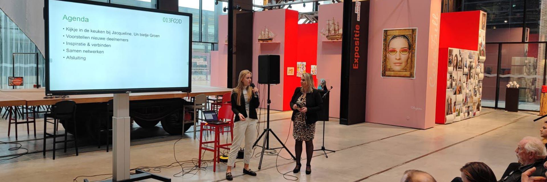 Romy geeft een presentatie