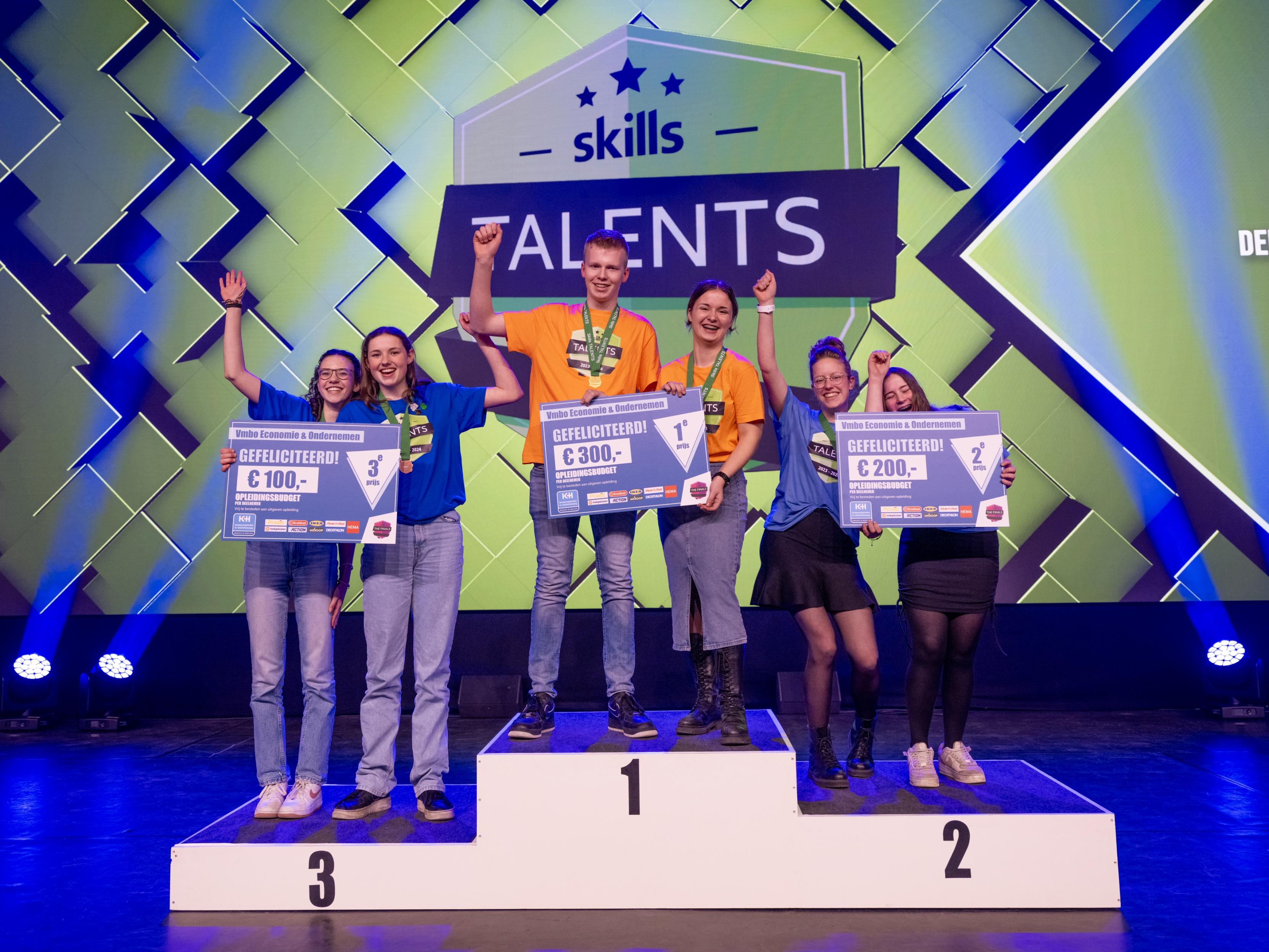 Mbo-studenten op het podium tijdens Skills The Finals 2025