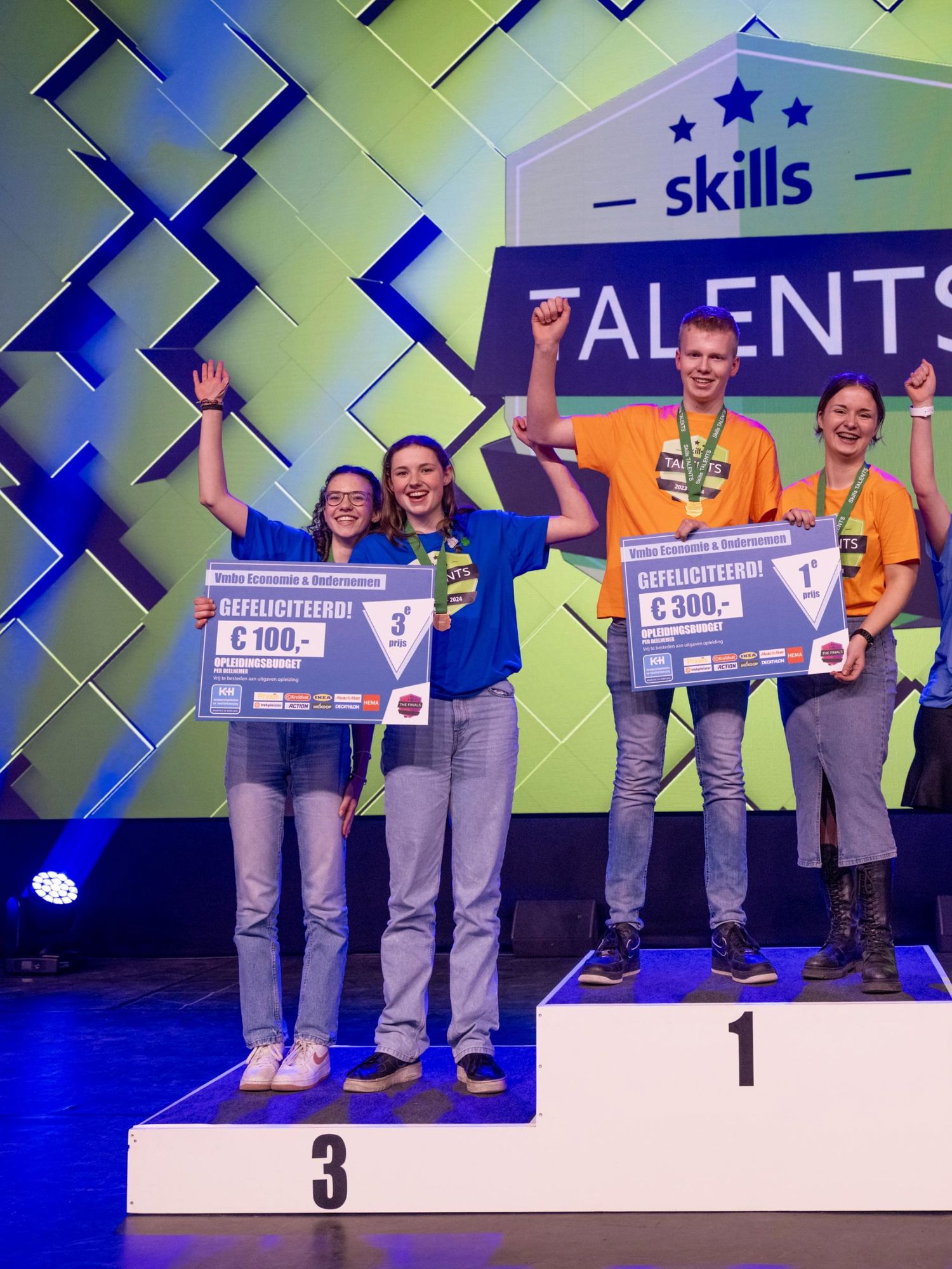 Bloemstudent in aanloop naar WorldSkills Lyon met de vlag van Yuverta