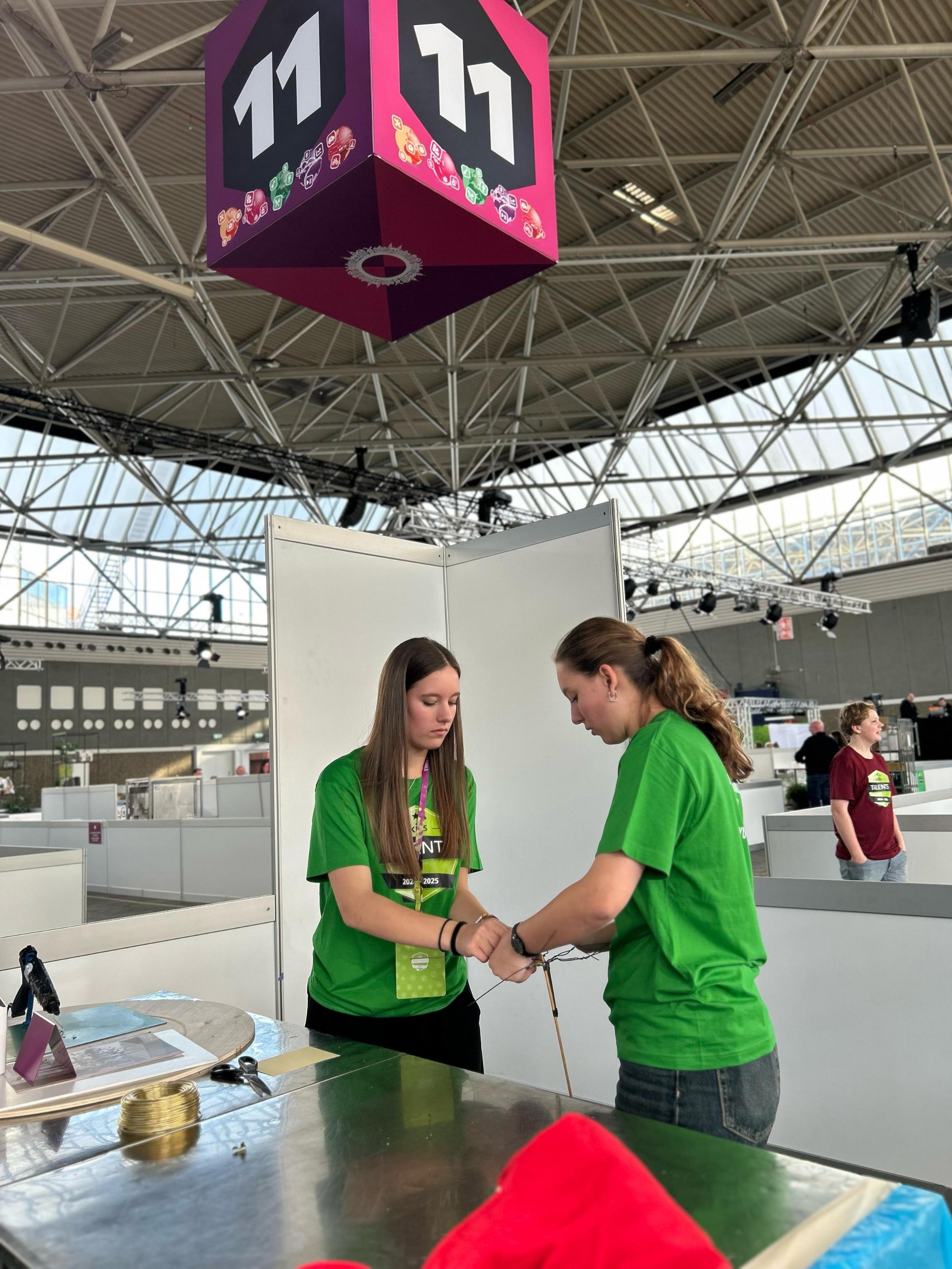 Mbo-studenten op het podium tijdens Skills The Finals 2025