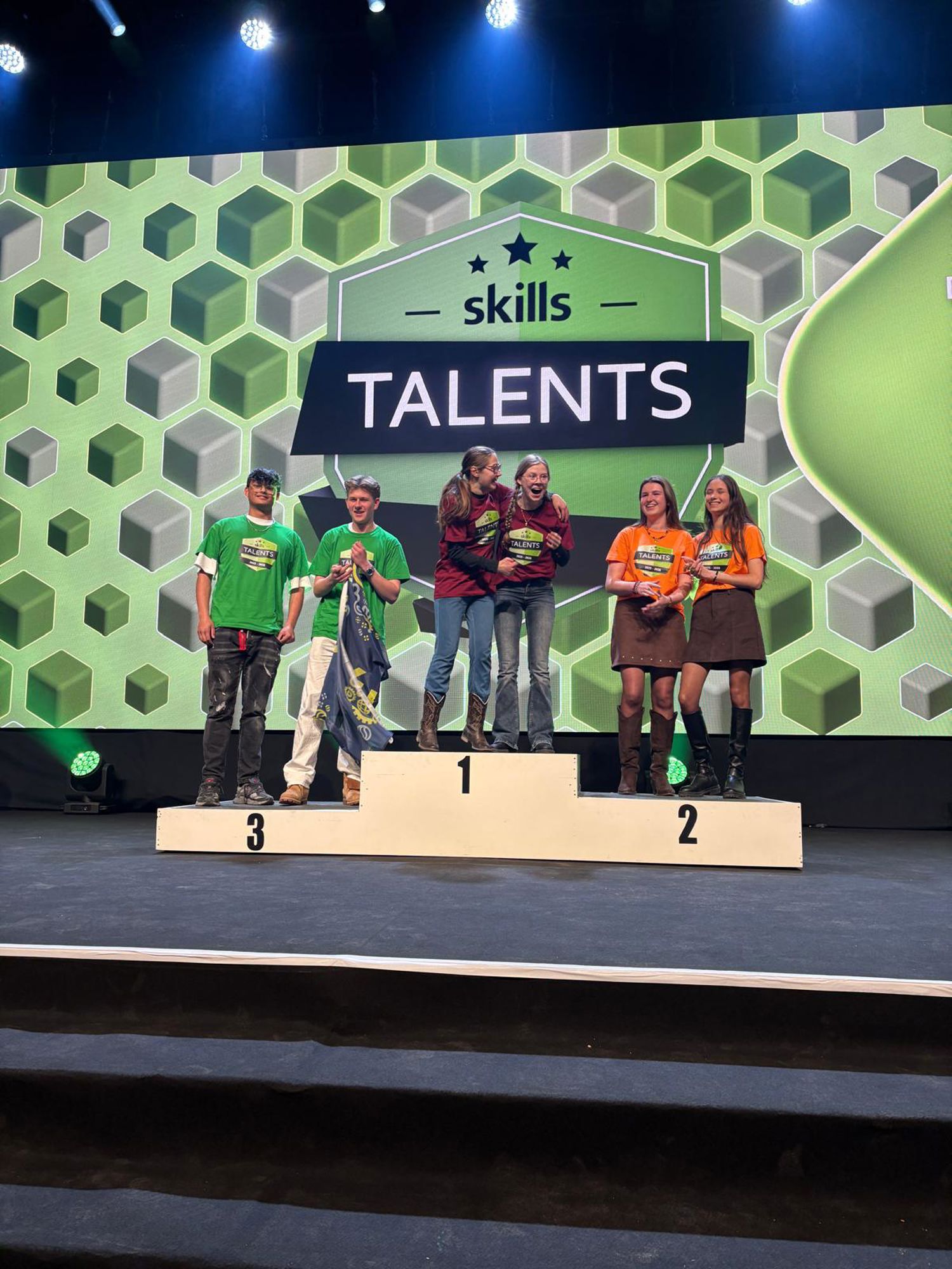 Docent van Yuverta vmbo Eindhoven neemt een vlog op met zijn eigen telefoon