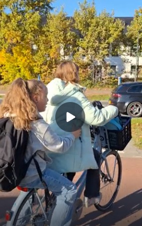 Leerling lachend voor een boekenkast